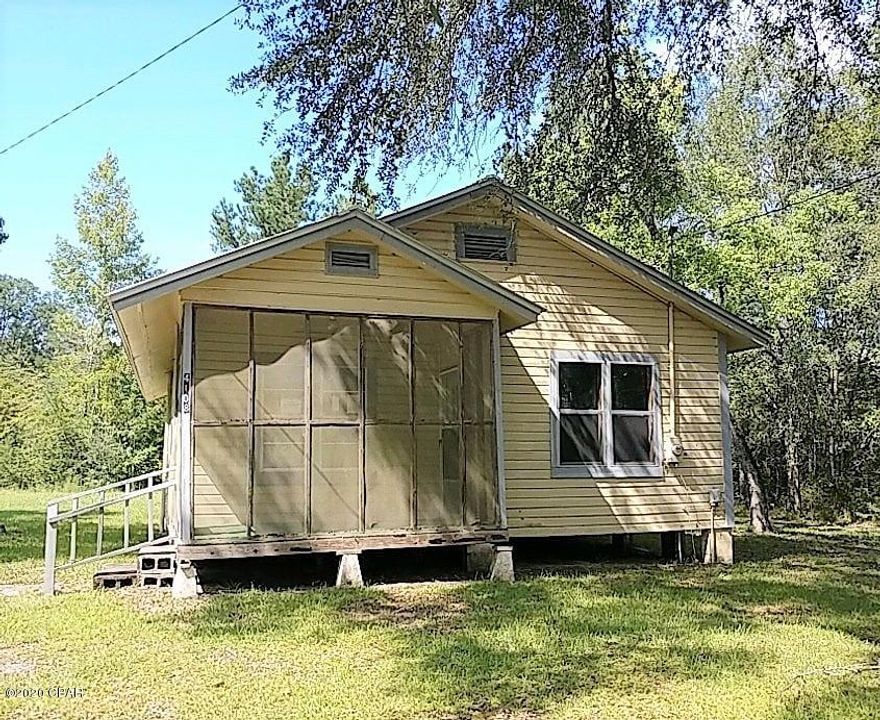 Single-family home offers 3 bedrooms and 1 full bathroom with approximately 1044 square feet. Located on 7.2 acres in the country.  Has a screened front porch and a storage shed in back yard.  Well and Septic Tank.  Unrestricted land.
