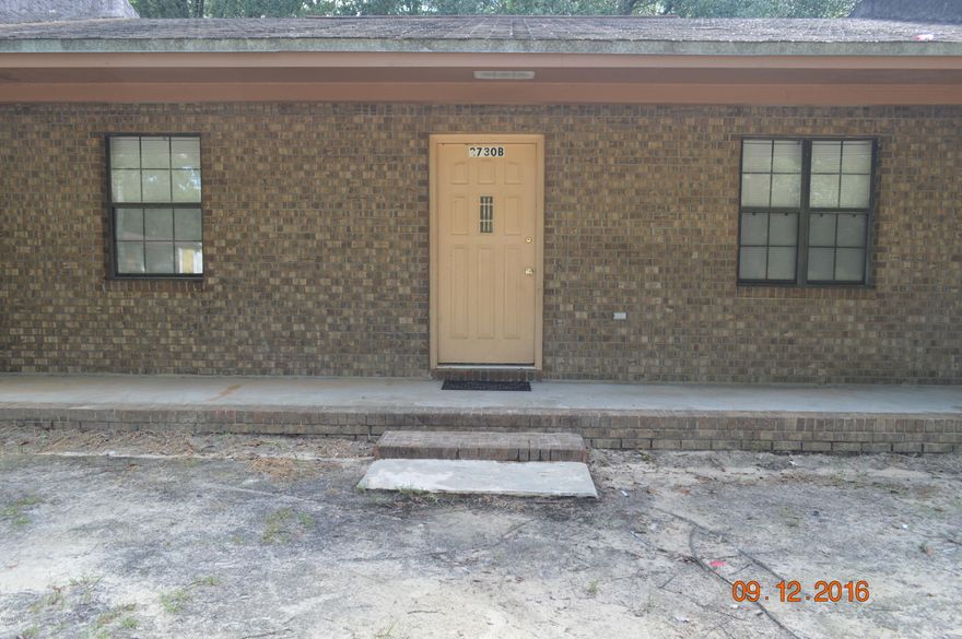 Nice 1 bedroom, 1bath 850sq ft triplex,Garbage, lawn maintenance, and pest control provided by owner no pets please.