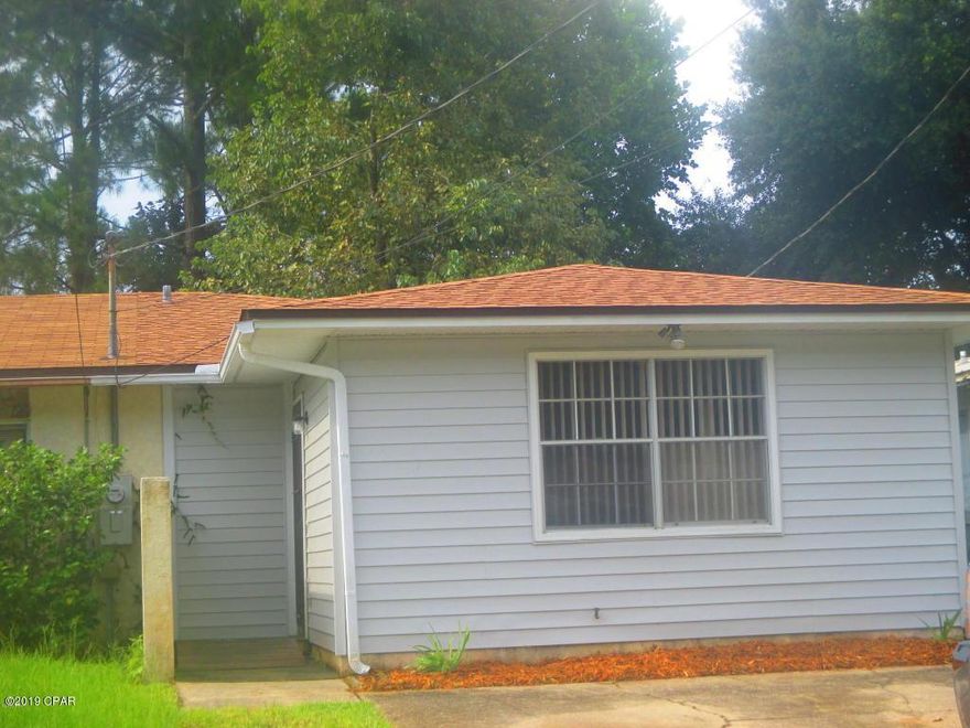 CURRENTLY UNDER CONTRACT, SELLER ACCEPTING BACKUP OFFERS

Great starter home or investment property. This 2 bedroom, 1 bathroom unit is conveniently located near shopping and schools. Separate living and dining room.  Large backyard. No water damage! New water heater as of Feb. 2019. Stove/oven is only 2 years old. Currently renting for $925/month, lease ends Nov. 30, 2019. 

All sizes are approximate and should be verified.