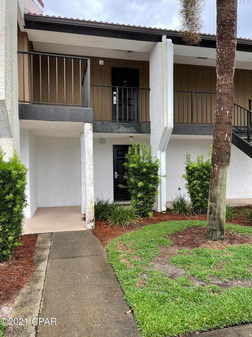 SELDOM ON THE MARKET - OWNER FINANCING  ONLY! Gorgeous 1 bedroom 2 bath golf course villa at Edgewater. Completely remodeled! Wonderful primary residence, second home, rental or vacation getaway.

Enjoy all the amenities Edgewater has to offer including par 3 golf, tennis, basketball court, fitness center, pools, spas. restaurants, bars and much much more. Easy terms  Won't last long.