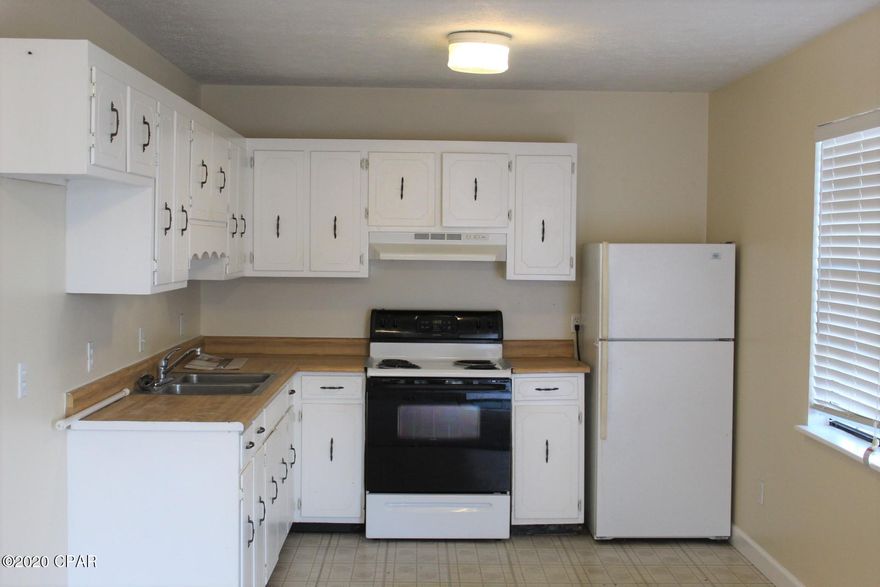 2 bedroom, 1 bath apartment located in central area  of Panama City.  Equipped with refrigerator & range.  All electric & central heat & air.  Water & garbage included. Convenient to beaches, shopping, Gulf Coast State & FSU  college campus.