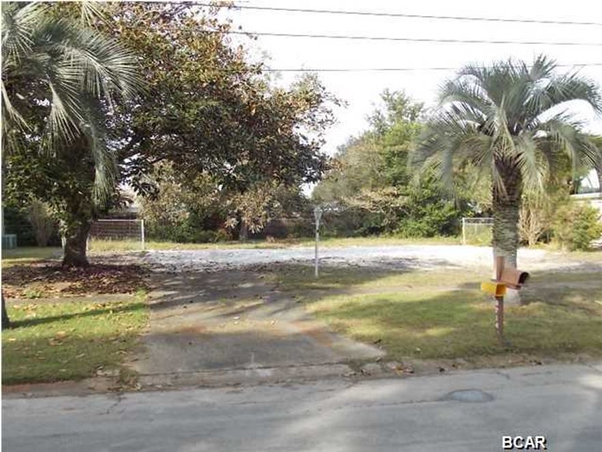 Contractors must see this beautiful 80x 105 residential building lot just off Magnolia Beach road in a very nice & quiet neighborhood. Lot has a huge Magnolia tree and few others nice trees. Electricity, public sewer and water available. All information deemed reliable, please verify for accurancy.