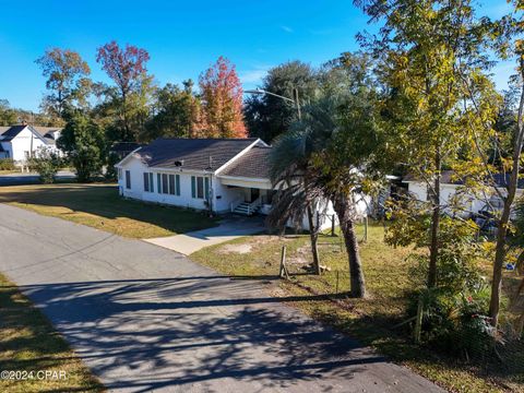 A home in Blountstown