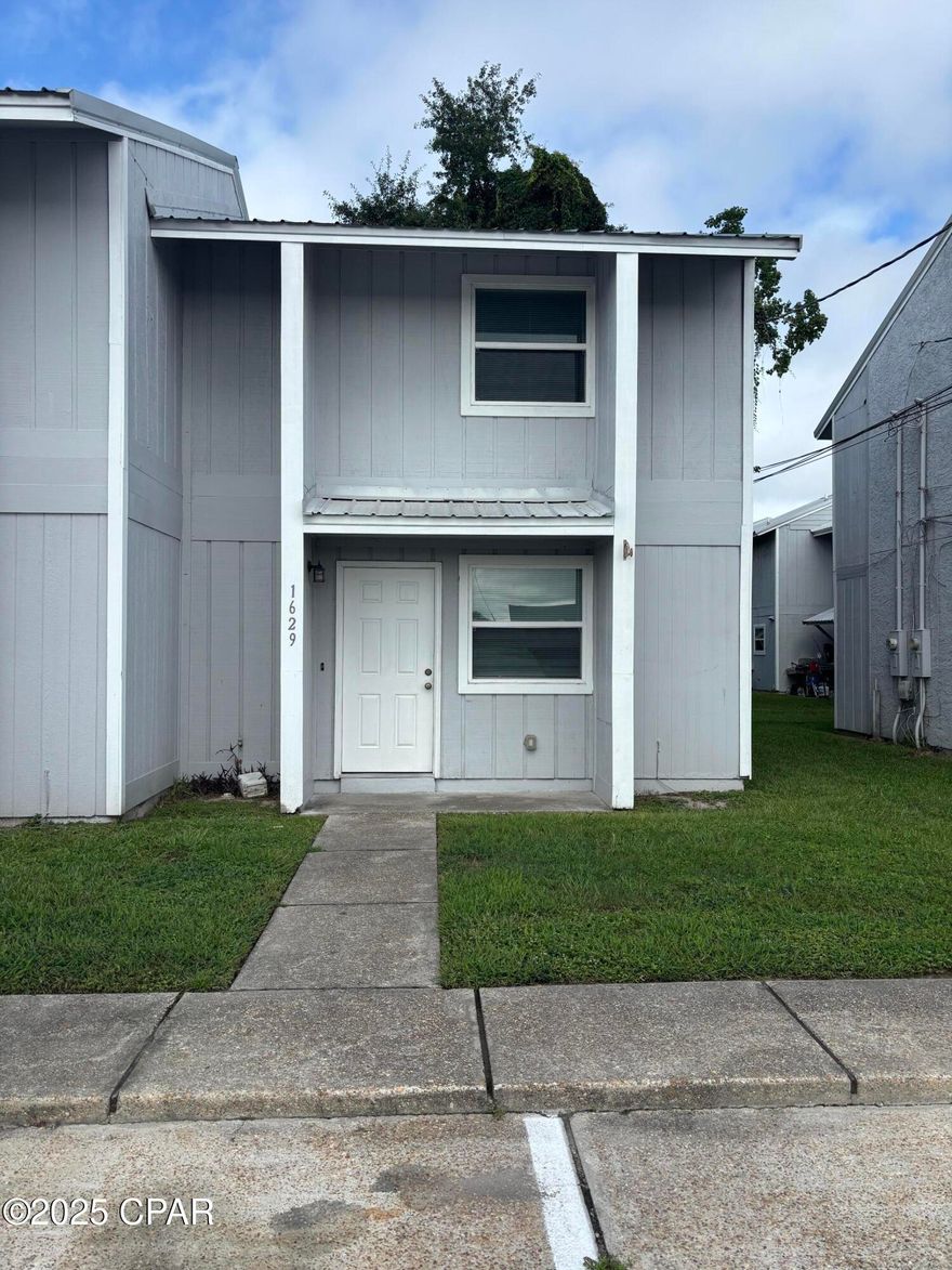 For Rent: 1629 N. James Ave - Updated 2BR Townhome!
Welcome home to this beautifully updated 2 bedroom, 1.5 bathroom 2-story townhome located at 1635 N. James Ave. This bright and airy home features modern upgrades throughout, including: Granite countertops, Soft-close cabinets, Upgraded stainless appliances,
Vinyl plank flooring throughout - no carpet!
Fresh, open layout with great natural light
Enjoy low-maintenance living with lawncare included in the rent. Convenient location with easy access to shopping, dining, and local amenities.
Available now 
This townhome won't last long - contact us to view!