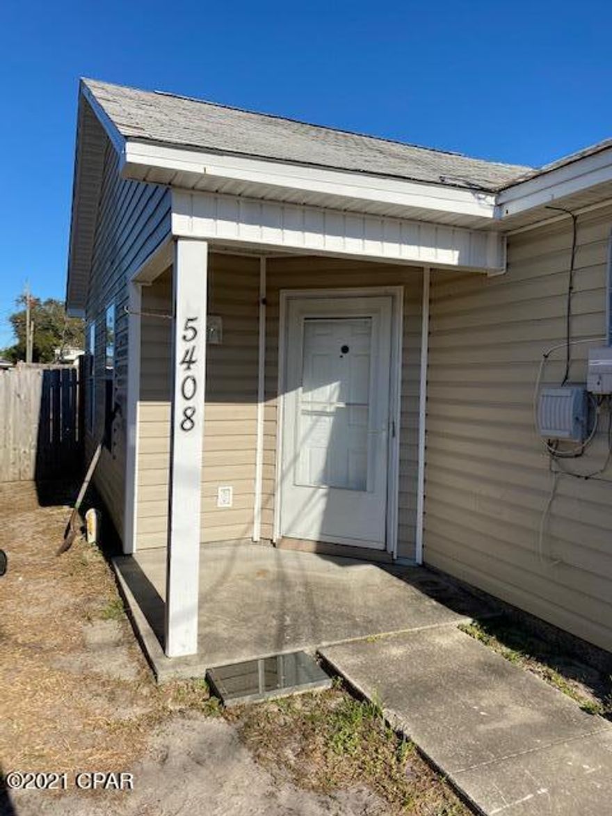 GREAT INVESTMENT PROPERTY! BEST LOCATION FOR RENTAL PROPERTY!  SELLER 

 Motivated  BRING ALL OFFERS! Near the beach, Marina's ,local restaurants and Clubs Cute one bedroom and 1 1/2 bath with a roomy living room and dining area.  Less then 1/2 mile from the beach and near all the great local restaurants and local hot spots.   Please call listing agent for more info.