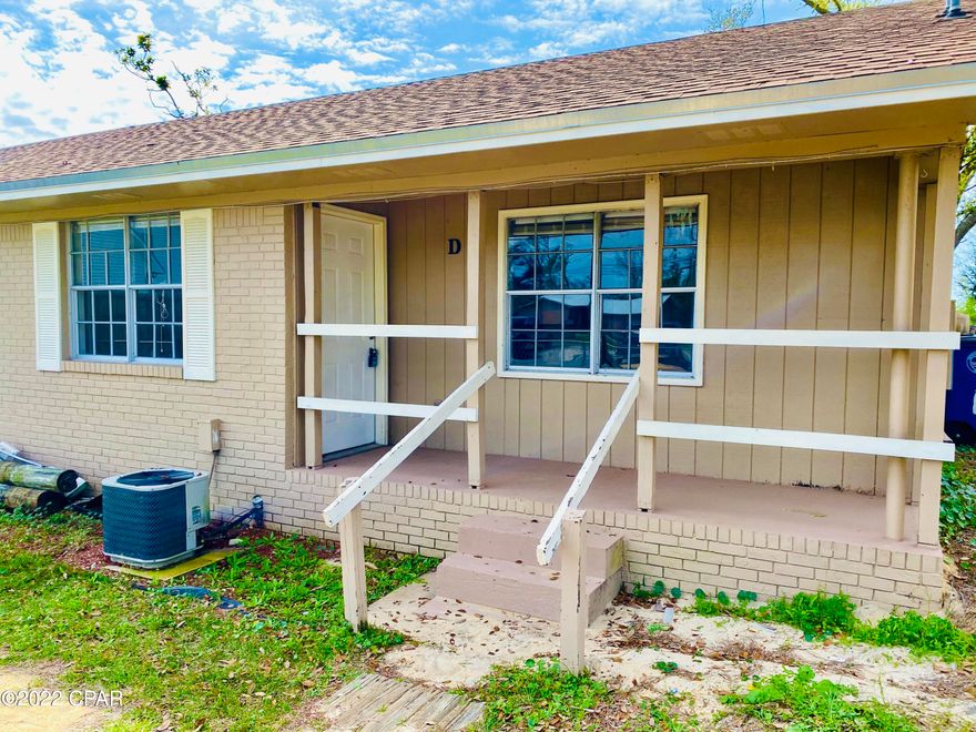 Gorgeous 2bedrooms/1bathroom

 first and security moves you in* Central A/C, Full Kitchen/Full Bathroom/Wood Flooring throughout, Ready to move in, all you need is first months rent and Security deposit moves you in Duplex!