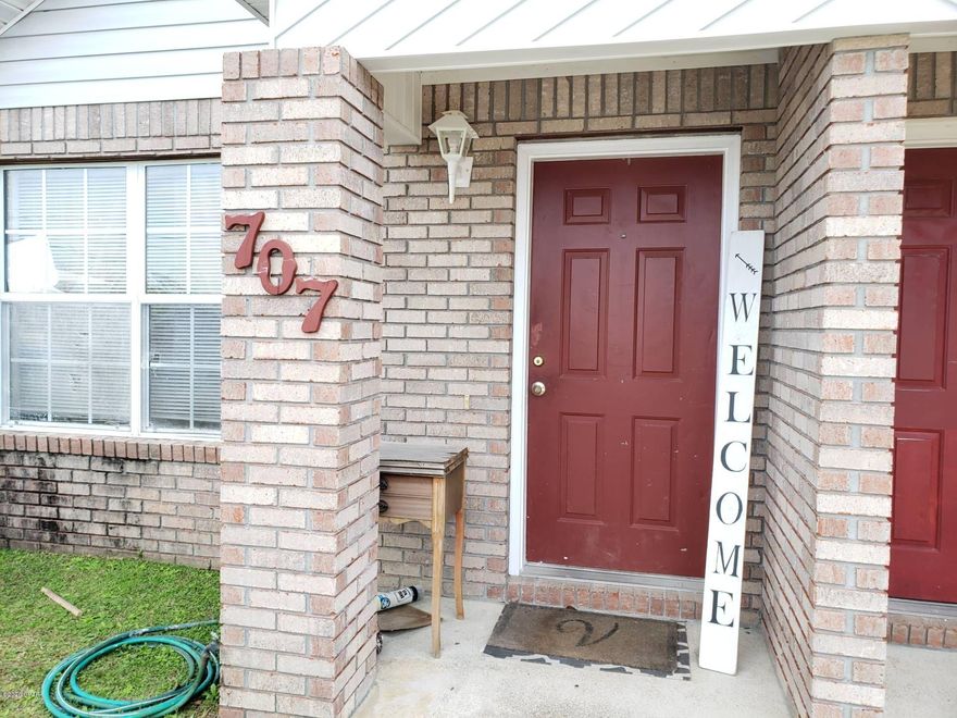 This home offer 2 Bedrooms and 2 Full Baths. Brand new flooring, fresh paint, new kitchen cabinets and appliances. Laundry room equipped with a washer/dryer connection.



*No Pets*