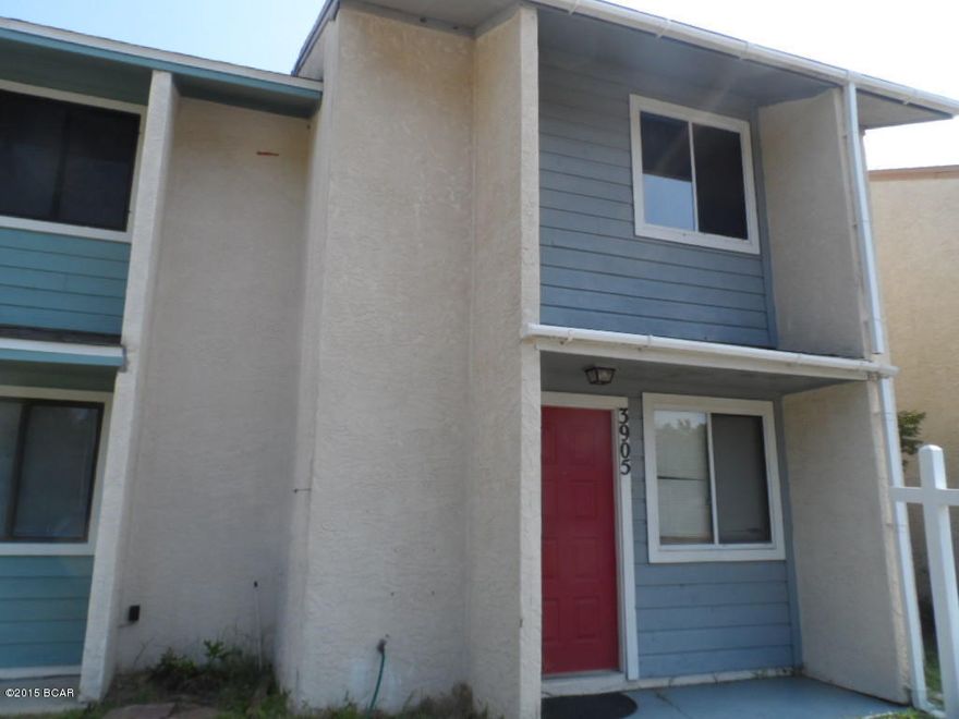 INVESTOR SPECIAL ! Fix it up and make it a great rental or perfect Starter Home. This end unit has no HOA's or Flood Insurance required and is centrally located to Schools and Shopping. With a little work this town home could be a great investment!