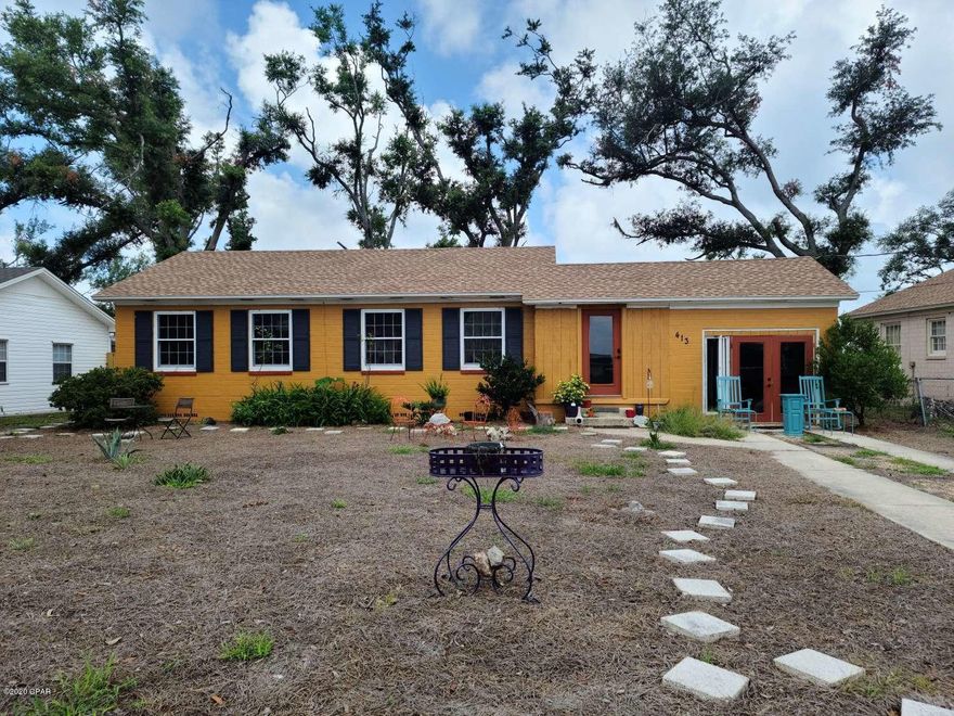 Beautiful 2 bedroom 1 bath house in Panama City. Don't miss the opportunity to own in the historic Cove neighborhood. Just two streets from the beautiful St. Andrews Bay! 



Home as a huge potential, and is mostly in great shape. Some areas will still need some TLC.