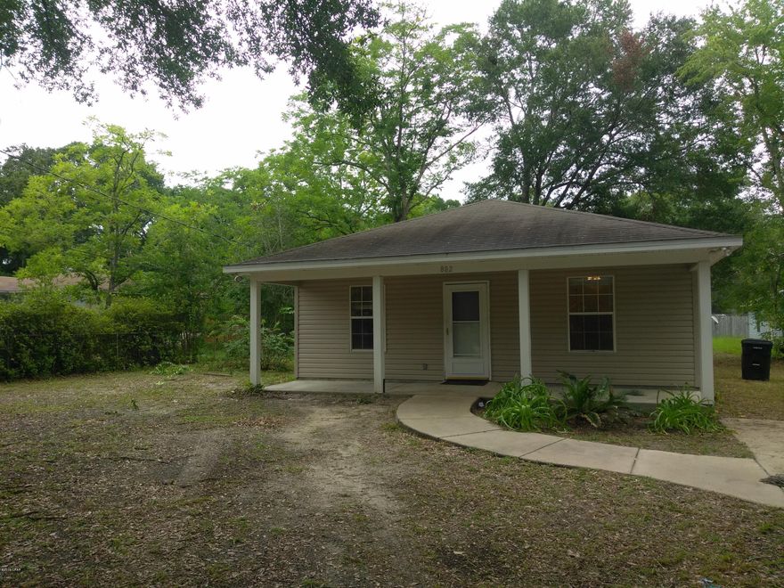 Beautiful 3bedroom/2bathroom Single Family Home available for Rent ready to move in today! on a Large Lot Plenty of Parking Space, Large open kitchen, laundry room hookup for washer and dryer, nice wood floors throughout, call today to schedule showing today.