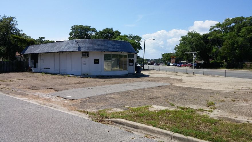 Great corner location fronting Hwy 98 near St. Andrews.  Formerly a used car lot, the property has an office and roll-up door with mechanic bay.