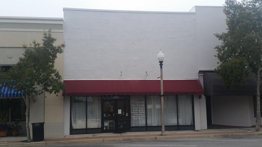 Beautiful updated building in downtown Panama City. This building currently Leased as a restaurant and has an apartment in the rear on the second floor.