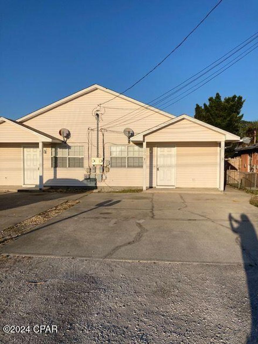 2 bedroom 1 bath, only 3 blocks from the beach! Tile flooring throughout and carpet in bedrooms. Large backyard.