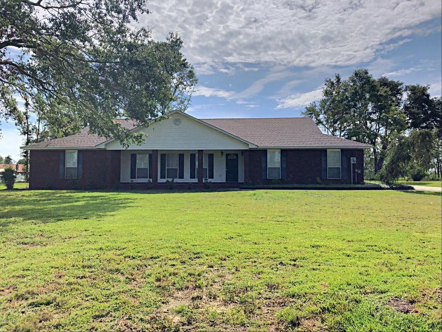 Back on the Market - Bring Offers!

PRICE REDUCED!! Seller is ready to sell, bring offers! Beautiful 3/2 brick home located on large corner lot and on Indian Springs Gold Course! This property is priced to sell and ready for its next family. It has a split floor plan and an attached garage. There is a large walk in pantry, walk-in closet plus bifold closet in master bedroom, two linen/coat closets, double closets in the second bedroom. It also features a screened in back porch to enjoy the evenings.