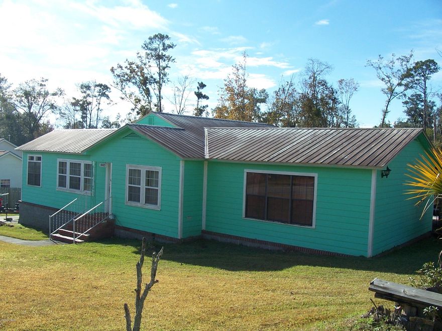 Nice 3 bed 2 bath home with metal roof and hardy board outside on all the outside walls. Owner has made improvements on the skirting of the house with textured block for a nice finish look. Home has an office with glass door for privacy. Galley kitchen makes having group guest convenient in feeding large groups.