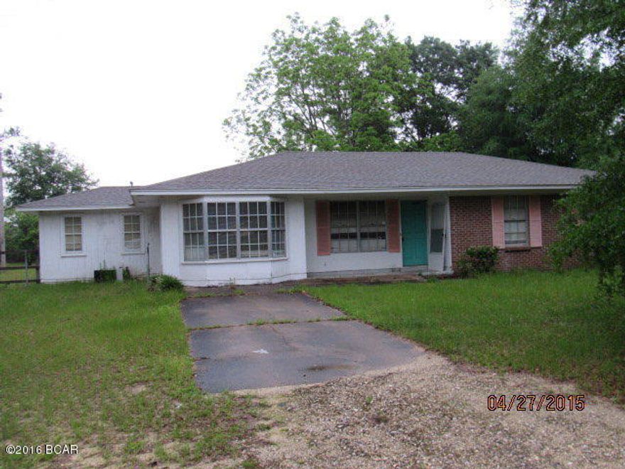 * PRICE REDUCED * Cute house located at the edge or small country town. Great location convenient to local amenities.The living, dining and kitchen area is altogether with open airy design. There is a den and a screened in back porch. It has a large back yard with plenty of room for kids to play in! Even have a small garden if you are into gardening.