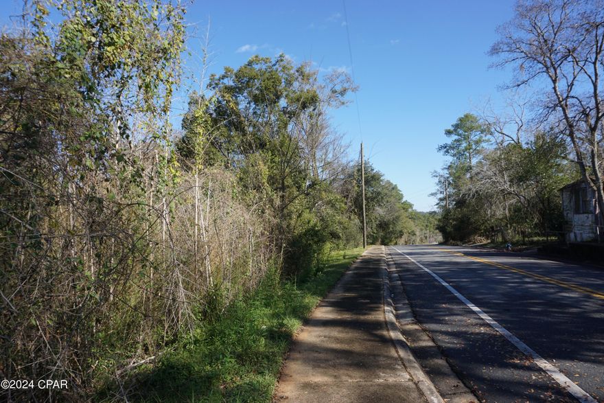 Nice, in-town residential lot available on paved, city-maintained road with sidewalk. Located just off Main Street and within walking distance to Chattahoochee's historic downtown with restaurants, shops, and other local businesses. City utilities are available in this area.