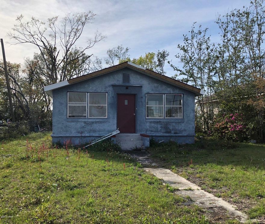 Investment opportunity close to school and downtown. Home was damaged by hurricane Michael. Buyer to verify all measurements.