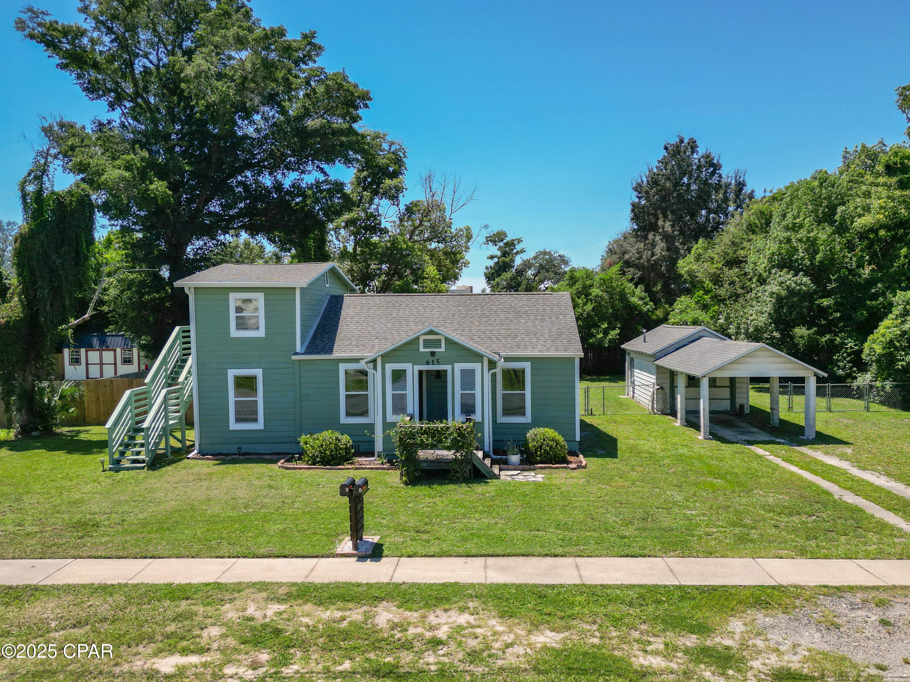 Main image without alt text