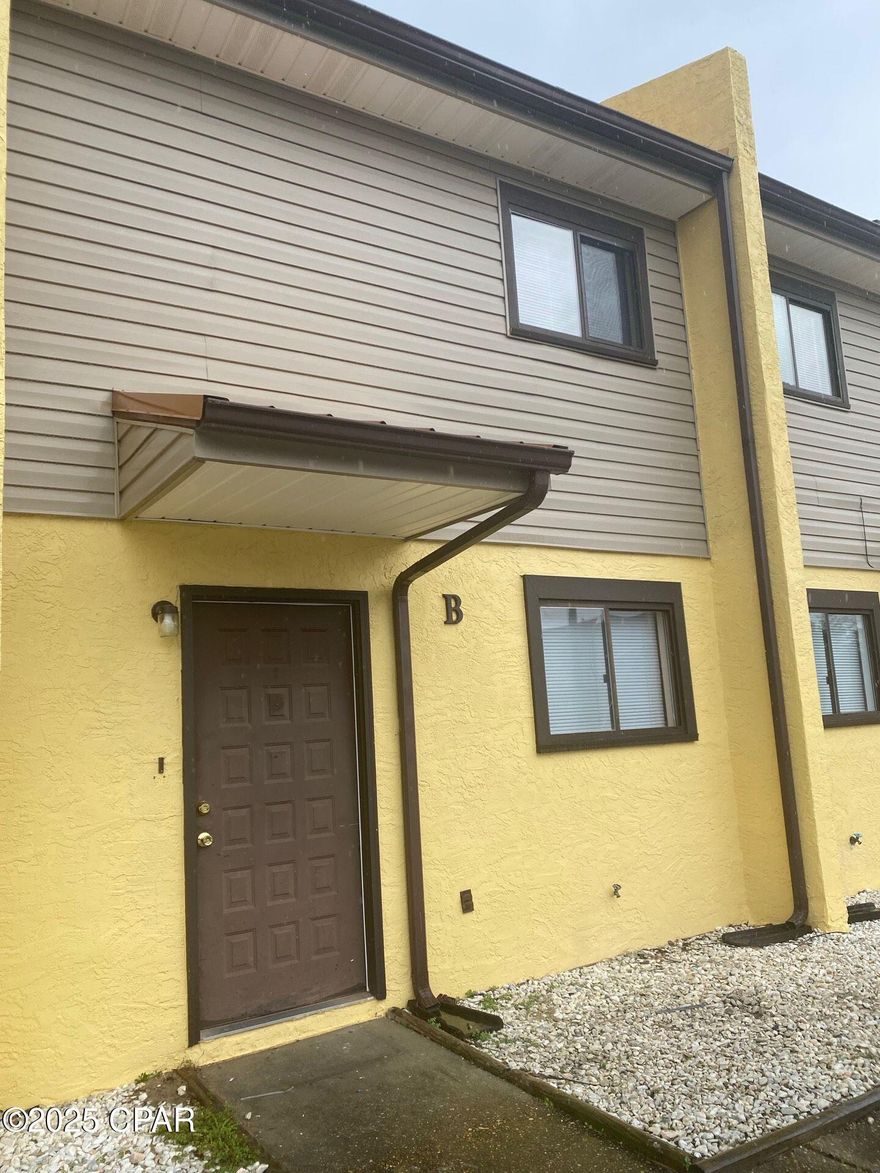 Townhouse with fireplace, washer & dryer connections, large floor plan, and central heating and air. Centrally located close to schools, shopping, and dining.

*1/2 Off Security Deposit for Active-Duty Military!*

*Pest Control & Lawncare Included!*

*NO PETS*

*Owner will consider Section 8.*