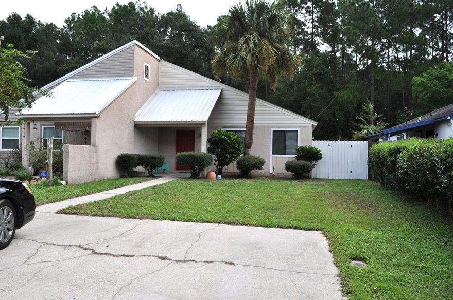 Great starter home in Lynn Haven now available!  This is a 3BR/2BA townhome in the Pine Haven Estates area, close to shopping, schools, dining establishments and more.  The sellers have recently updated the hot water heater, AC, and the metal roof is less than 10 years old.  Situated on a quiet cul-de-sac street and you're walking distance to a park.  All info is approx. and must be verified by Buyers if important.