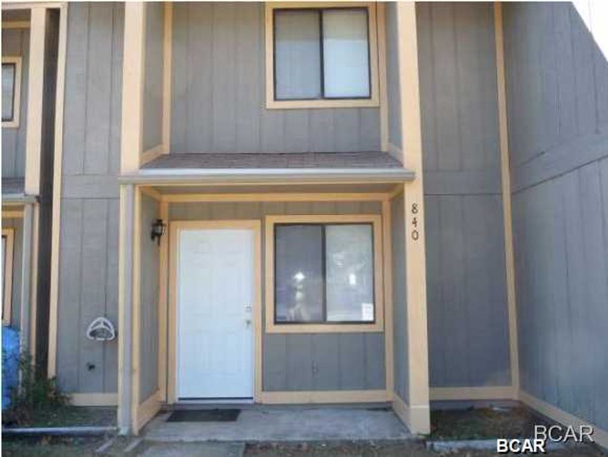 2 bedroom, 1.5 bath townhouse.  Centrally located close to Tyndall AFB and Panama City.