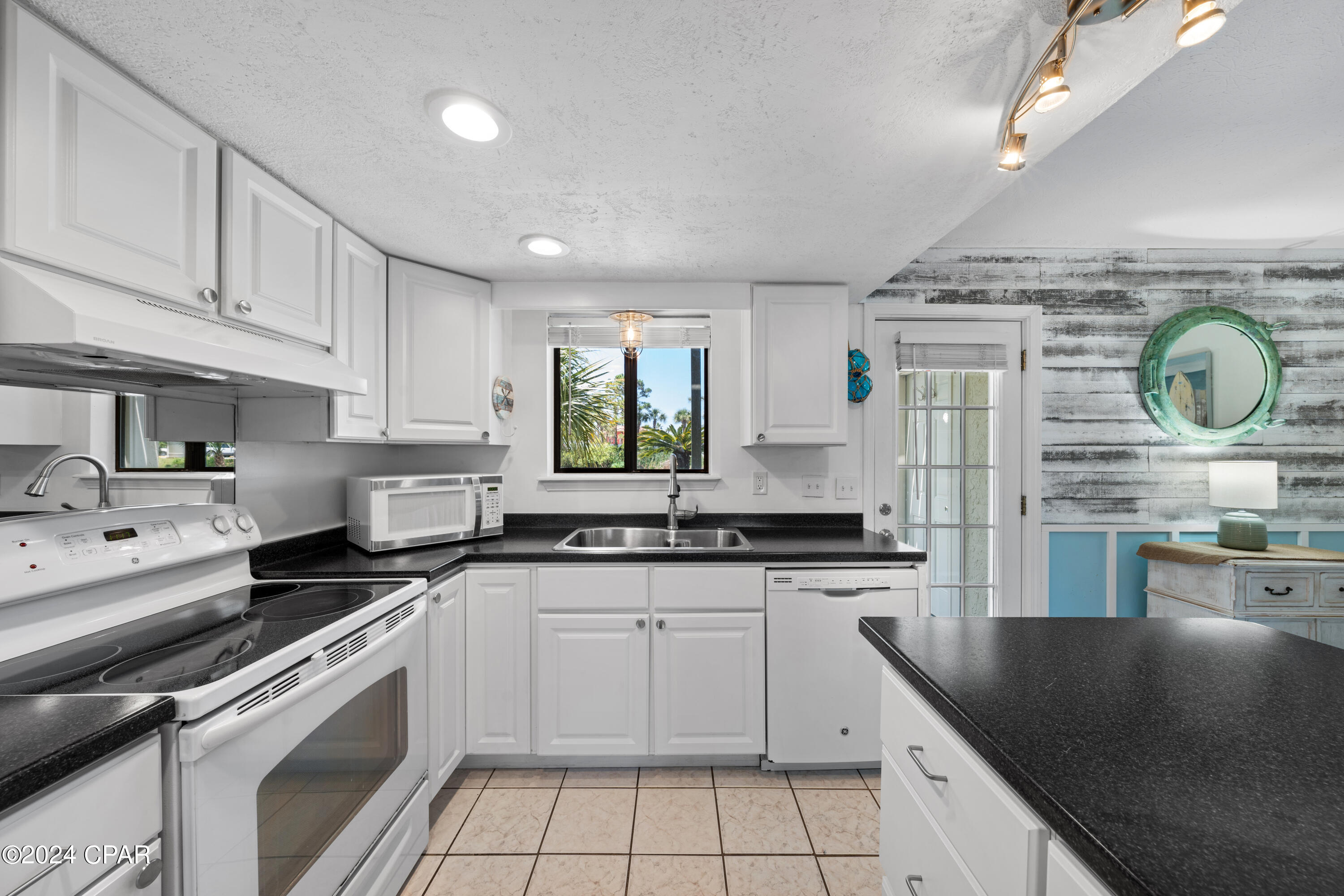 Panama City Beach, Florida 32407, United States, 2 Bedrooms Bedrooms, ,1 BathroomBathrooms,Residential,Pending,56924