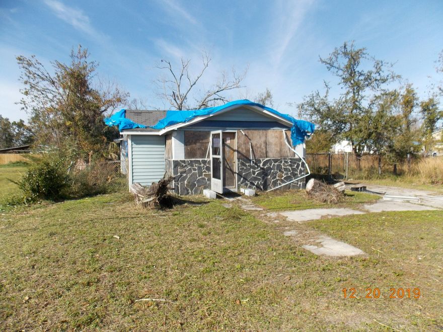 Investor Alert!  Ideal rental property. 3 bedrooms with large den with 1/2 bath that could be converted to 4th bedroom. Hurricane damaged, use caution. 



Excellent central location with easy access to HWY 231, HWY 98, and HWY 77.  All measurements approximate.