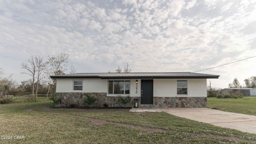 Inviting describes this delightful 3 bedroom, 1 bathroom house boasting a modern kitchen outfitted with gleaming stainless steel appliances and sleek granite counter tops.
Elegant features include, crisp white shaker cabinets adorned with crown molding around the home. Warm recessed lighting throughout with living areas perfect for entertaining! This generous lot has a storage building for extra space to put away those outdoor toys. This central location is near desirable amenities that is ideal for first-time home buyers, small families, or anyone seeking a comfortable and stylish home in the heart of Panama City.
Don't miss out on this wonderful opportunity! Schedule a showing today!