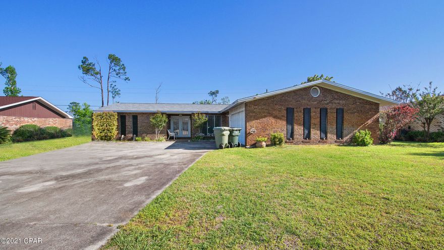 You do not want to miss out on this beautiful large brick home in Lynn Haven! This home features a large lot, open kitchen, 3 bedrooms, 2.5 Bathrooms and tons of space!! Perfect home for a growing family. The large garage and huge driveway is perfect for parking boats and multiple vehicles. 

New roof after Hurricane Michael!