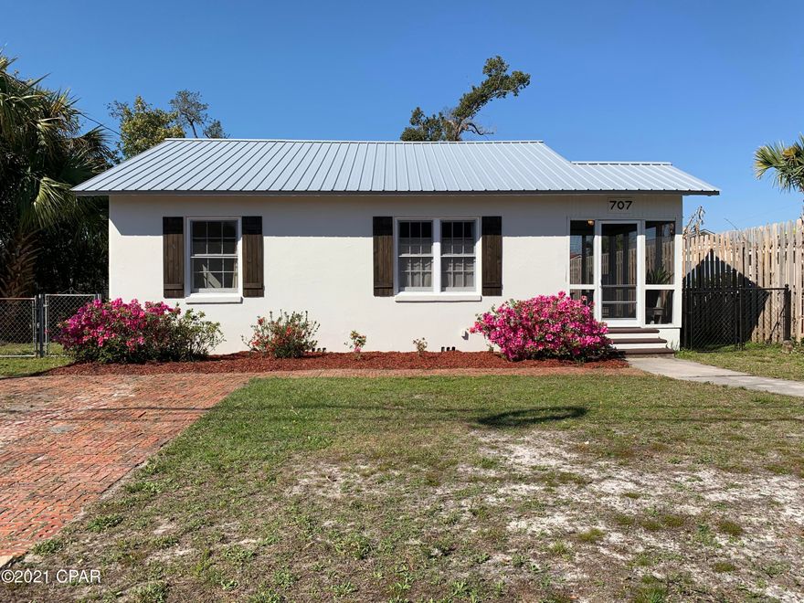 CURRENTLY UNDER CONTRACT, SELLER ACCEPTING BACKUP OFFERS. Adorable Florida Cottage located in the historic Cove neighborhood. Beautiful, original hardwood floors. Screened in porch. This home is located close to schools, churches, recreation, and shopping. New roof 1/2019. Laundry room re-plumbed in 2017.  HVAC condenser replaced in 2018 and interior unit/ducts replaced in 2016. Perfect property for the first-time homebuyer or investor. (All measurements are approximate. Home has effective year built date of 1995.)