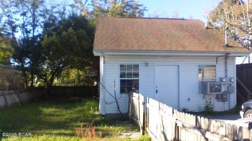 1 BEDROOM 1 BATH OPEN FLOOR PLAN.THIS UNIT HAS A FENCED SIDE YARD.