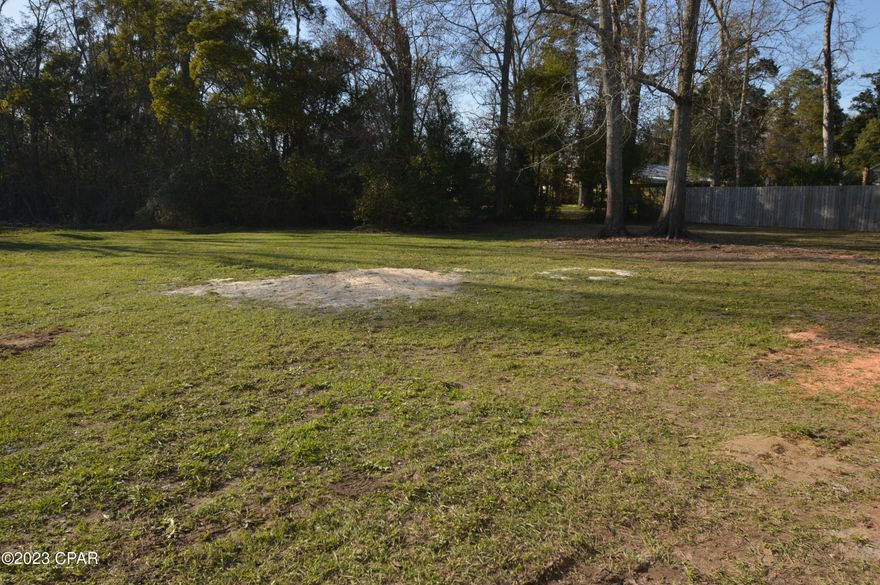 CURRENTLY UNDER CONTRACT, SELLER WILL CONSIDER BACKUP OFFERS'
This 3BR/2BA home is located  in the heart of Chipley and is minutes away from shopping, schools and an hour drive to Panama City Beach!  The home features a large island in the kitchen and a built in entertainment center in the living room.  New shingles , new landscaping and has brick skirting around the home. Come see this beautiful home!