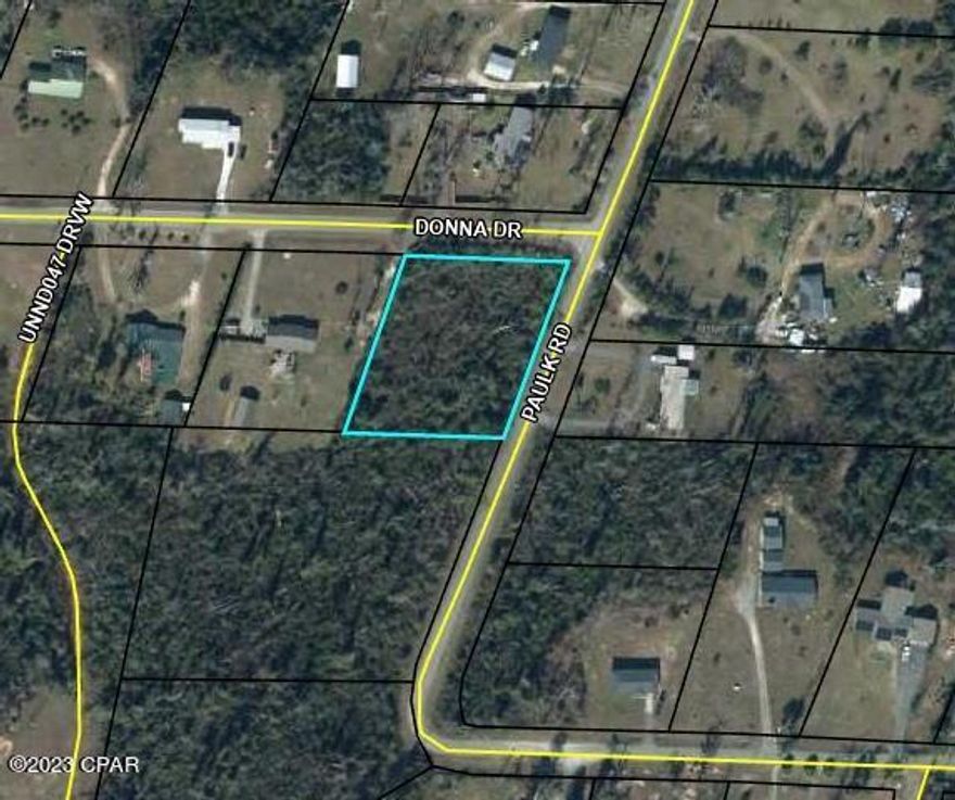 1.23+/- acre lot in the Odom & Paulk Subdivision. City water is available. Close to schools, shopping and restaurants.  According to Planning and Zoning modular homes are allowed.  Please verify during due diligence period.