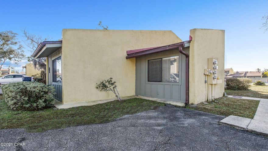 URRENTLY UNDER CONTRACT, SELLER ACCEPTING BACKUP OFFERS' Centrally located close to 23rd St. End Unit Townhome with 3 bedrooms and 2 bathrooms over looking the pool and tennis courts. This home is spacious with large living room, dining area, LVP flooring throughout, new roof and new hot water heater. Master bedroom has walk in closet and sliding glass door leading out back. Attached storage shed.