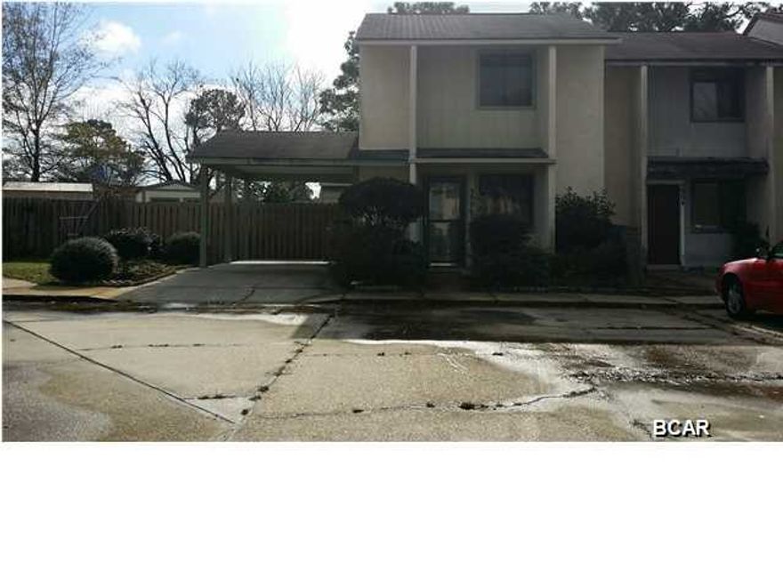 ESTATE SALE//////Very well maintained town home in the Venetian Villa area. Larger fenced in back yard than most in the area! You can see as you enter, the seller took very good care of this home inside and out! It has a lovely back yard with a screened-in back porch and a shed for outside storage. The inside of this townhome could use a little updating, but in its current condition is turn key ready!!! All sizes are approximate//// please verify!