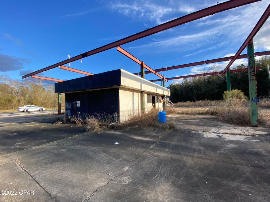 Prime Commercial location! This 3.913 acre property is perfectly located near the Florida/Alabama line on busy US Hwy 231 with 420 feet frontage. Previously operated as a thriving gas station and convenience store, high traffic count makes this a perfect area for retail, convenience store, Fl Lottery Sales, sports bar, tractor or equipment sales, or smoke/tobacco sales. Existing building is approximately 770 sq ft. Environmental reports are available.  Owner is in the process of tank removal and environmental clean up.