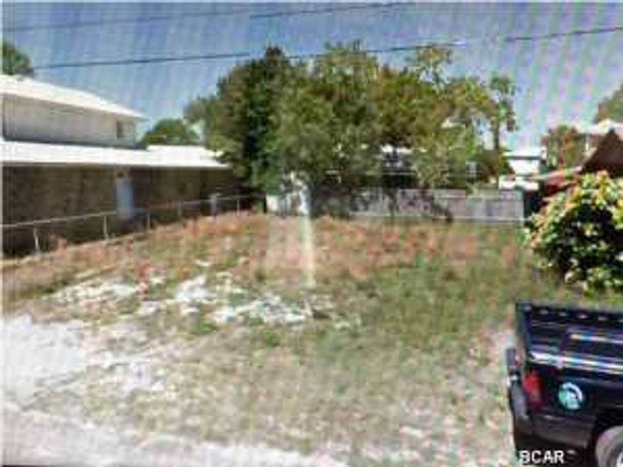 Laguna Beach: 1 1/2 blocks to the beaches of Panama City Beach and the Gulf of Mexico. This lot is approx. 49x65. Vacant, clear, high and dry. Survey completed on 11-7-14 will be given to new buyer w/ acceptable offer. Casa Place is a thru street from Front Beach to PCB Pkwy.