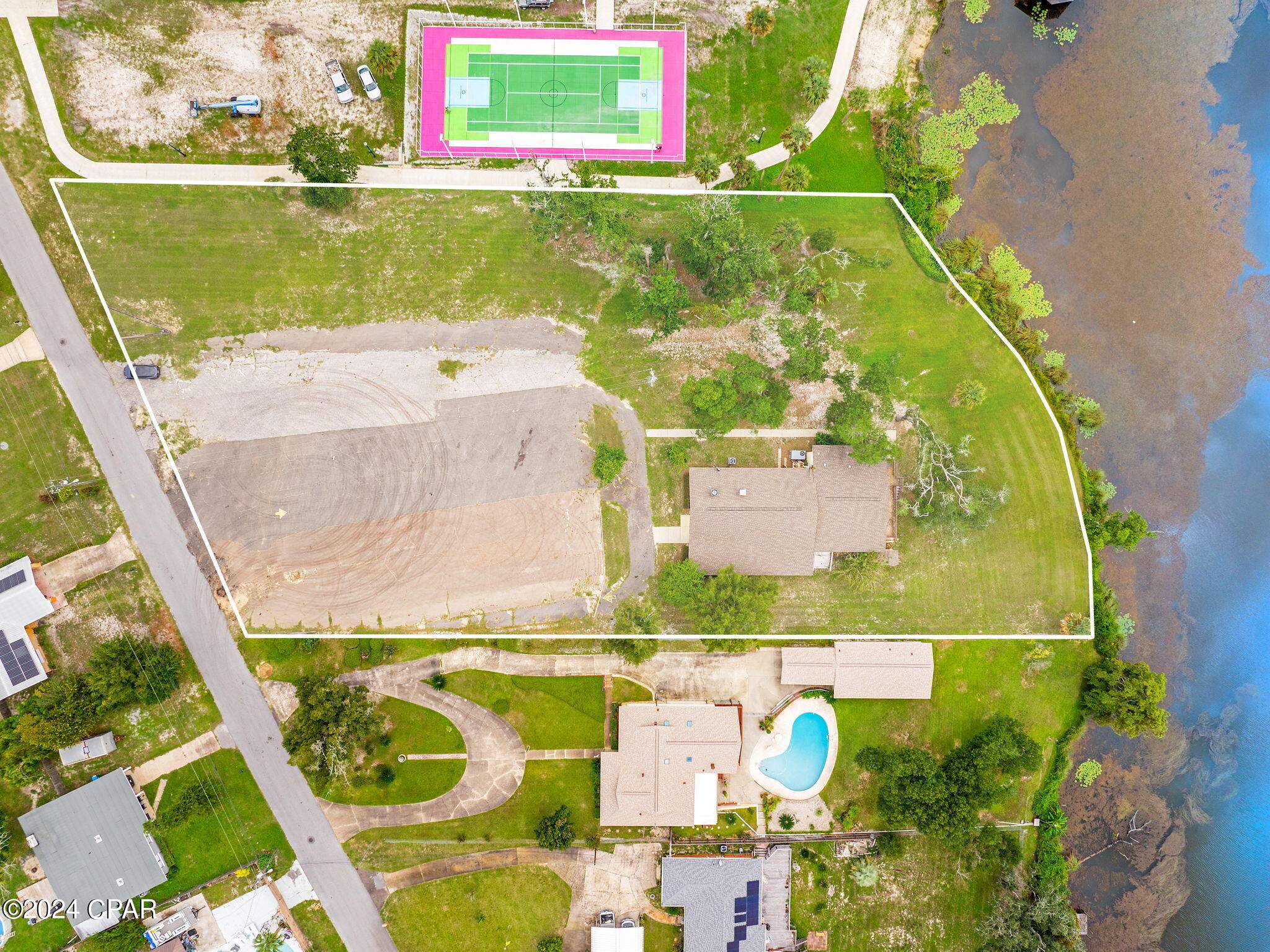 Main image without alt text