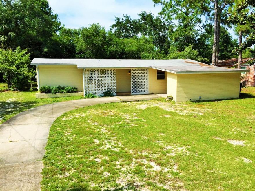 GREAT PRICE IN MIDDLE OF TOWN!!Located in one of Panama City's most desirable neighborhoods. This house is priced to sell. A few cosmetic touch-ups and its good to go! New roof in 2007. Right down the street from all the restaurants, shopping, hospitals and entertainment, yet still where kids can play in the street. All measurements and school zones are approximate and should be verified if deemed important by the buyer.