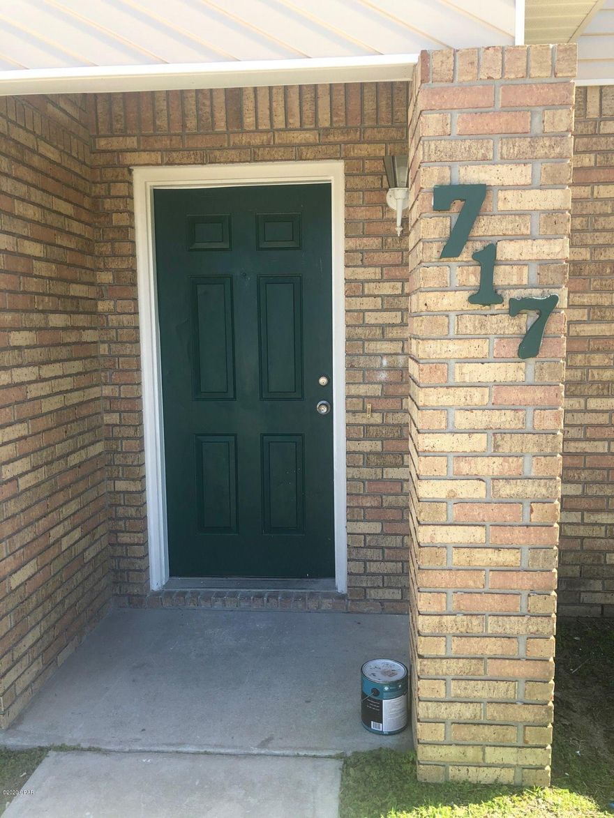 This home offer 2 Bedrooms and 2 Full Baths. Brand new flooring, fresh paint, new kitchen cabinets and appliances. Laundry room equipped with a washer/dryer connection.



*No Pets*