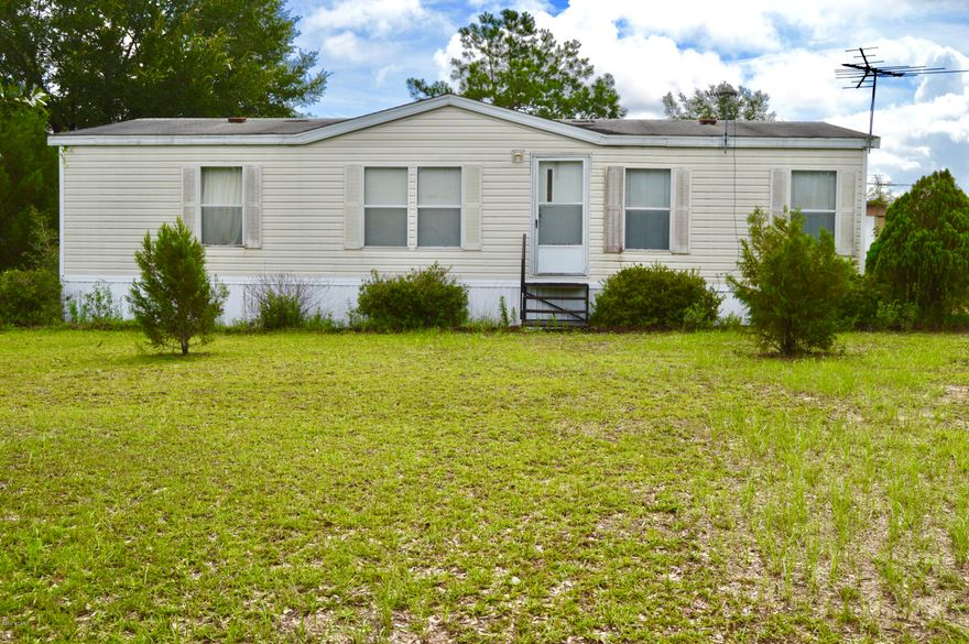 If your ready to get away from it all, this might just be the place! 

Please verify all measurements if important.