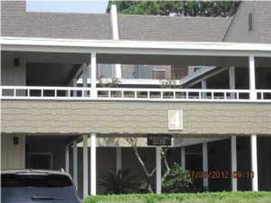 This beautiful 2 bedroom 2 bath unit overlooks the Bay Point Marina. Just steps away from the shops of Baytown or the golf courses. Bay Point is a gated community with 2 world class golf courses, 4 restaurants, an on-site Wyndham Resort Hotel, clay tennis courts, a full service spa, 24 hour roving security, and a deep water marina just minutes from the Gulf of Mexico.