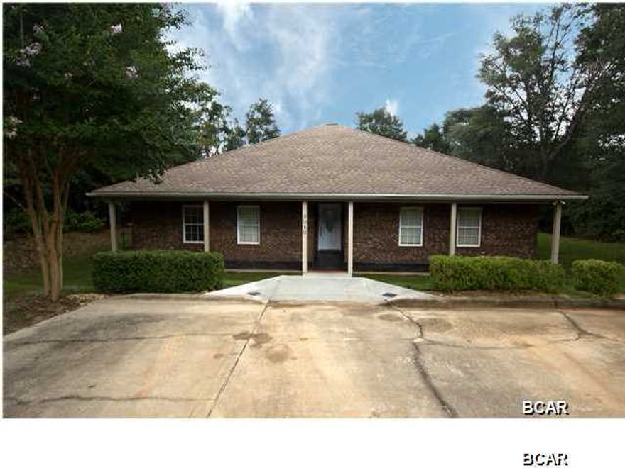 ALL BRICK 5 BEDROOM/ 3 BATH HOME SITS ON SPRING POND. CUSTOM BUILT BRICK HOME WITH OVER 2300 SQ FEET. VERY WELL TAKEN CARE OF WITH A SPLIT FLOOR PLAN, LARGE OPEN LIVING AREA WITH CUSTOM BUILT IN CABINETS. PERFECT HOME FOR A LARGE FAMILY WITH 5 BEDROOMS AND 3 FULL BATHS. LOCATED IN A VERY QUITE AREA CLOSE TO CRYSTAL LAKE. PLEASE CALL FOR YOUR PRIVATE SHOWING TODAY. PLEASE VERIFY ALL IMPORTANT INFORMATION.