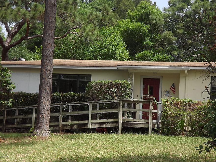 Large Home in Historic St Andrews. This is a well layed out floor plan that needs a little TLC and is Ideal for the family that needs a little extra room. The property offers a small Flat type appartment Suite for guests or Family members as well as a Large metal detached garage for the hobbyist, mechanic or just use it for storage. Located on a dead end street and close to school, this would be a perfect home for a growing family.  Make your appointment to view today.