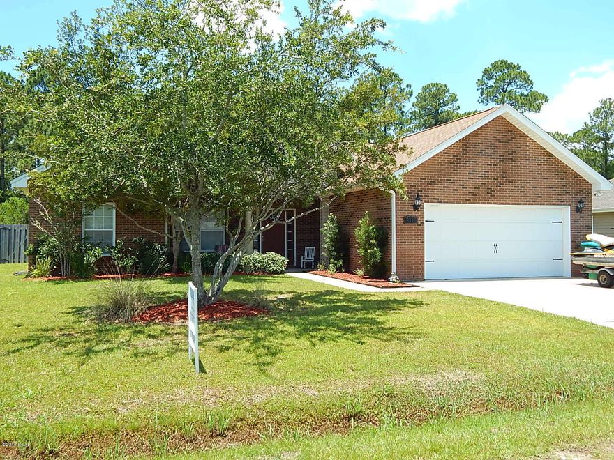 Open floor plan with open kitchen and breakfast nook. Separate dining area. g, large master bath, walkin closets and dual vanities.Two car attached garage. Country living, yet very close to shopping, banking and the basic necessities.