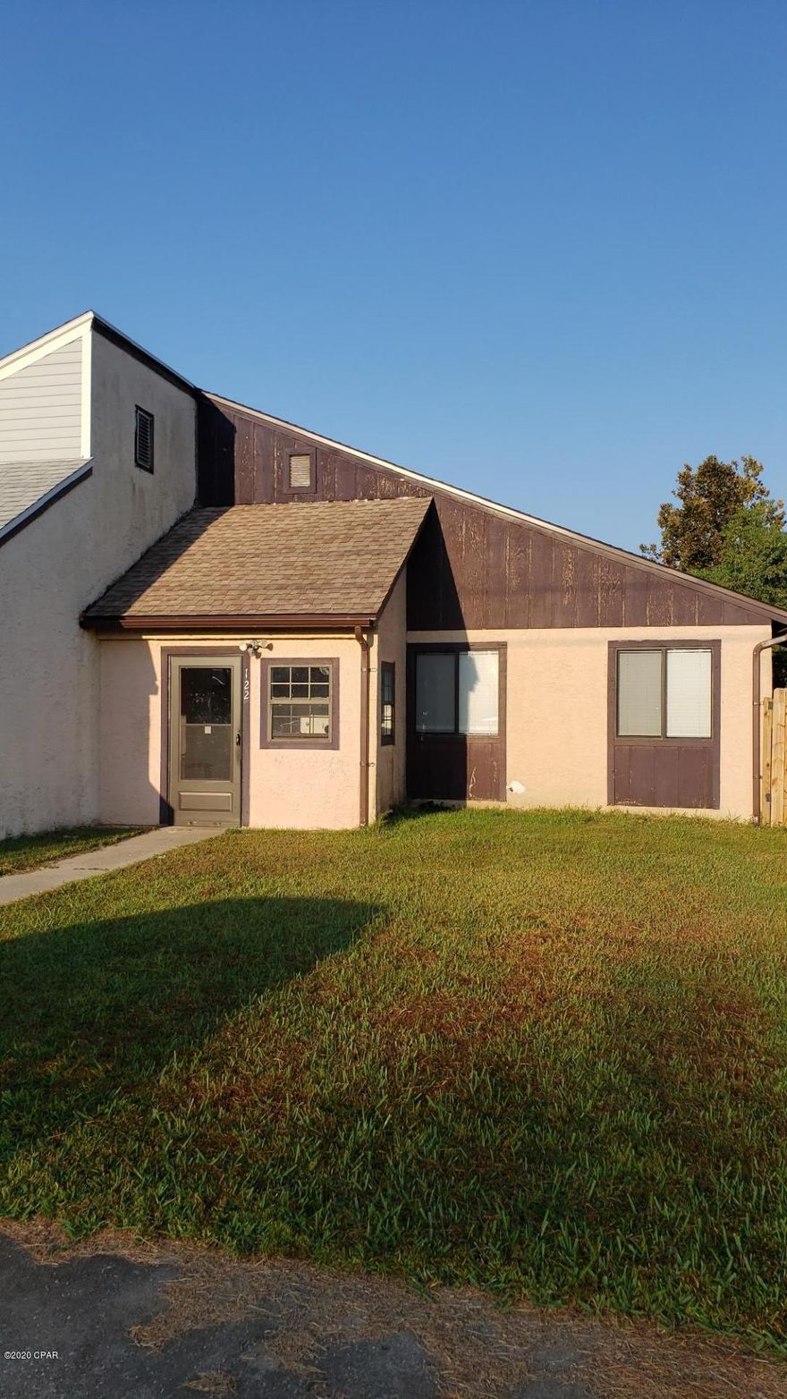 Nice Duplex located in Callaway close to schools, shopping, and Tyndall AFB.  Has 3 bedrooms and 2 baths, ceramic tile flooring, washer & dryer hookups, and fenced back yard.