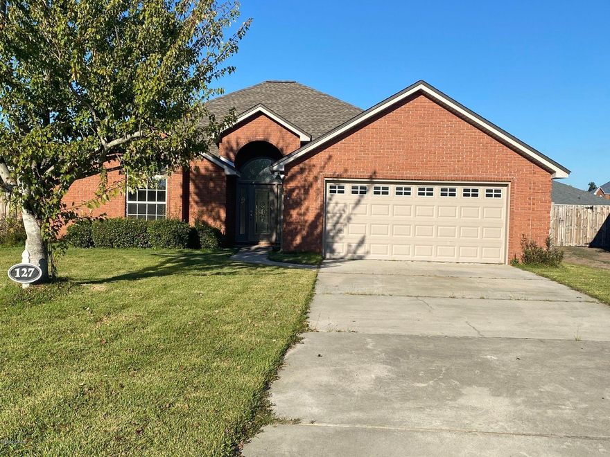 Newly renovated home close to schools, shopping, and dining. Home includes brand new kitchen appliances, a large living room, dining space, as well as a large fenced in backyard and 2 car garage. This home also includes washer/dryer hookups.



**1/2 off deposit for active military**