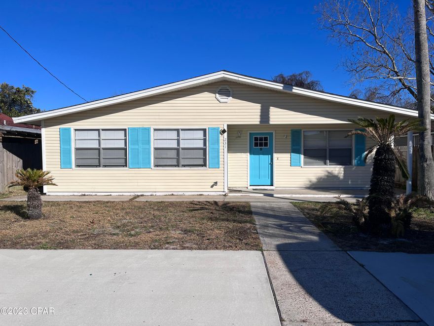 Beautiful 2 bed 2 bath apartment in the QUITE desirable neighborhood of Open Sands. This home is located within WALKING DISTANCE TO BEACH AND PIER PARK!! w/fenced backyard. Shared laundry area.