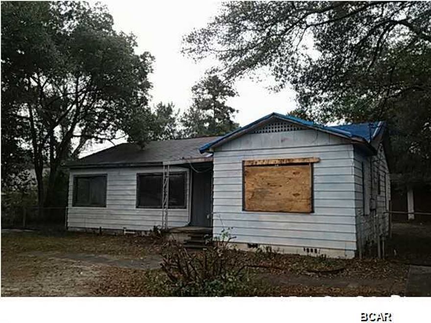 **multiple offer submit highest and best by 1pm CST on 2/26/2015**This is a 3 bedroom one bath home in need of work. The value is mainly in the land. Sold As-Is. This property was built prior to 1978 and lead-based paint potentially exists.Possible discoloration exists. All parties must sign a Hold Harmless Agreement and the property will be shown by appointment only.